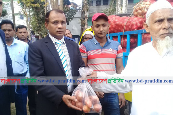 ঝালকাঠিতে টিসিবি’র পিয়াজ নিতে দীর্ঘ লাইন