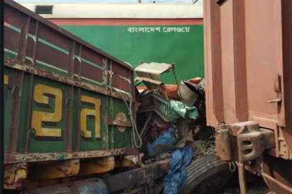 কারওয়ানবাজারে ট্রাককে ট্রেনের ধাক্কা, নিহত ১