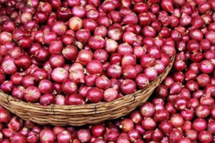 বিয়ের কার্ড দেখালেই ২৫ রুপিতে পিয়াজ!