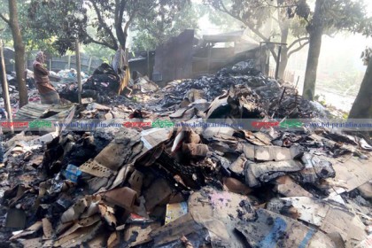 আত্রাইয়ে ভাঙ্গারি গোডাউনে আগুন