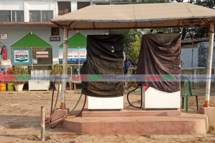 বগুড়ার পেট্রোল পাম্প কালো কাপড়ে ঢাকা