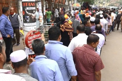 ৯ দিন পর বরিশালে ফের টিসিবি’র পিয়াজ বিক্রি শুরু