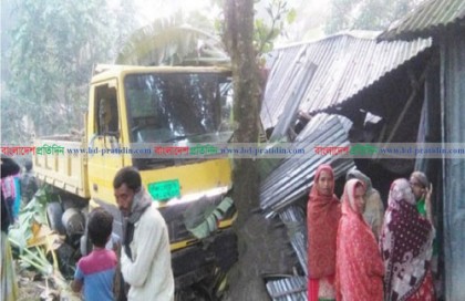 বগুড়ায় নিয়ন্ত্রণ হারিয়ে মাটি বোঝাই ট্রাক বসতঘরে, আহত ২