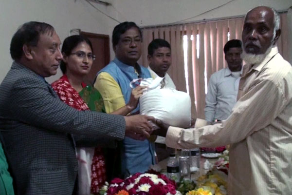 মানিকগঞ্জে কৃষকের মাঝে উন্নত জাতের ধানের বীজ বিতরণ