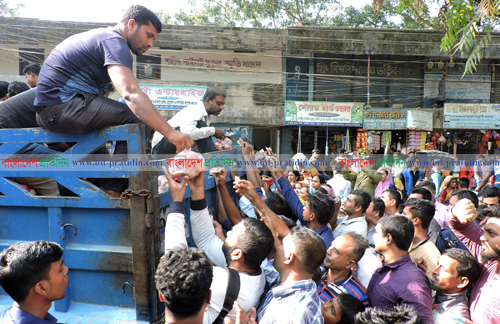 মাগুরায় ৪৫ টাকা কেজি দরে টিসিবি’র পিয়াজ বিক্রি
