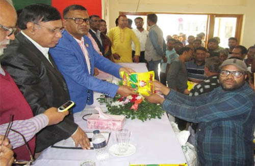 লালপুরে প্রান্তিক কৃষকদের মাঝে বিনামূল্যে বীজ ও সার বিতরণ