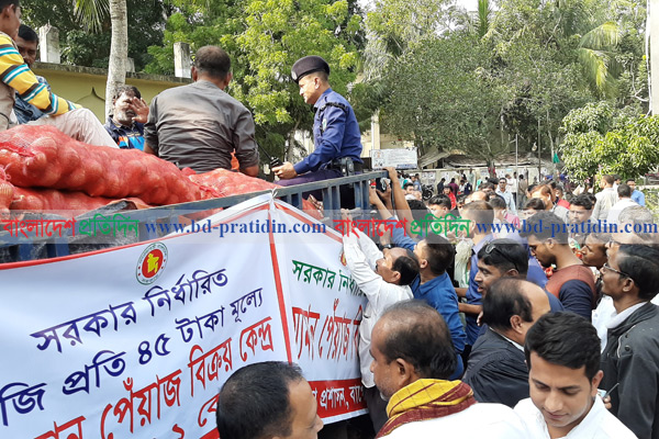 বাগেরহাটে টিসিবি'র পিয়াজ নিতে দীর্ঘ লাইন