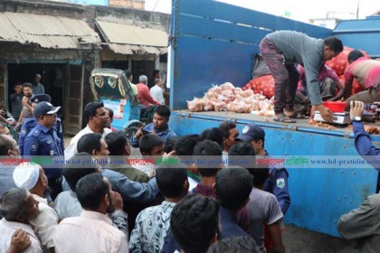 নওগাঁয় খোলা বাজারে ৪৫ টাকা কেজি পিয়াজ বিক্রি শুরু