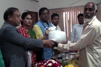 মানিকগঞ্জে কৃষকের মাঝে উন্নত জাতের ধানের বীজ বিতরণ