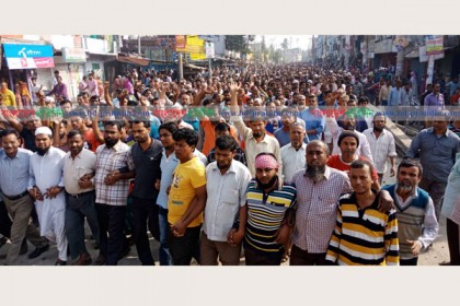 ১১ দফা দাবিতে খুলনায় রাষ্ট্রায়ত্ত পাটকলে বিক্ষোভ