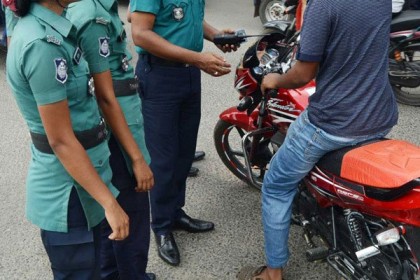 ড্রাইভিং লাইসেন্স না থাকায় ৫০০০ টাকা গুনলেন মোটরসাইকেল চালক