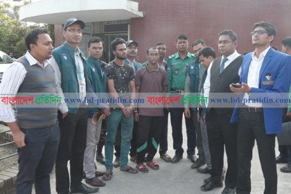 খুলনায় পাসপোর্ট অফিসের ৪ জনের বিরুদ্ধে ব্যবস্থা, ২ জনের জেল