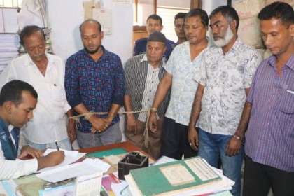 নোয়াখালীতে ৫ দালাল আটক
