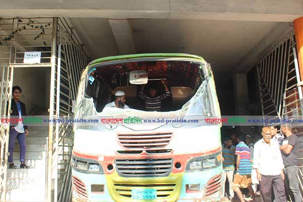 রাস্তা ছেড়ে চায়ের দোকানে বাস
