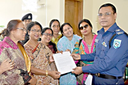 শিশু ধর্ষণ ও হত্যা ঘটনার দ্রুত বিচার দাবিতে মহিলা পরিষদের স্মারকলিপি