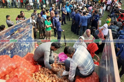 চুয়াডাঙ্গায় ৪৫ টাকা কেজি দরে পিয়াজ বিক্রি শুরু