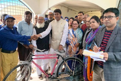 নাটোরে ৫০ গ্রাম পুলিশের মাঝে সাইকেল বিতরণ