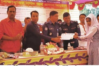 শেরপুরে শ্রমিক পরিবার ও মেধাবী শিক্ষার্থীদের আর্থিক সহায়তা