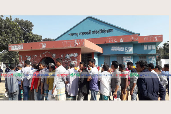 পঞ্চগড়ে পিয়াজ কিনতে দীর্ঘ লাইন 