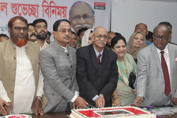 কেক কেটে কল্যাণ পার্টির যুগপূর্তি উদযাপন