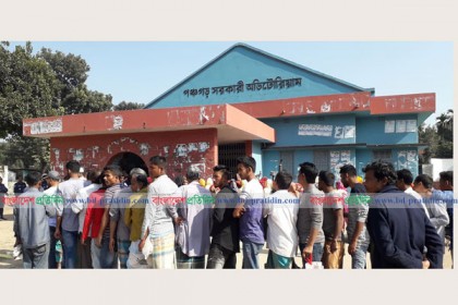 পঞ্চগড়ে পিয়াজ কিনতে দীর্ঘ লাইন 