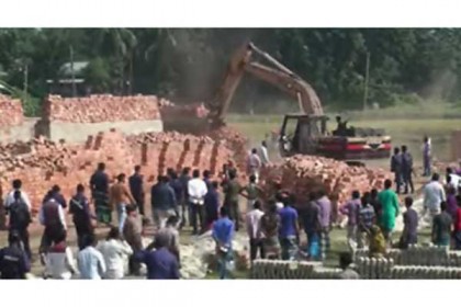 মানিকগঞ্জে গুড়িয়ে দেয়া হলো অবৈধ ইটভাটা 