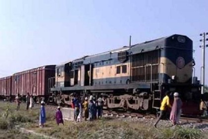 সিরাজগঞ্জে মালবাহী ট্রেনের ইঞ্জিন বিকল