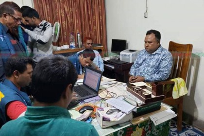 ঘুষের টাকাসহ দুদকের ফাঁদে সাব-রেজিস্ট্রার 