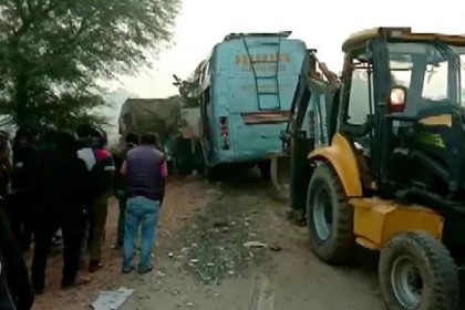 ভারতে বাস ও ট্রাকের মুখোমুখি সংঘর্ষে নিহত ১২