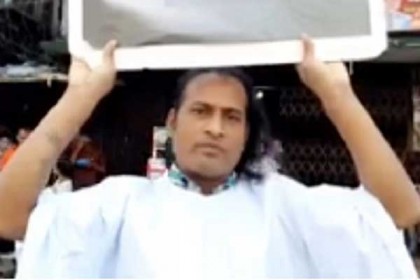 শরীরে কাফনের কাপড়, মুখে খালেদা জিয়ার মুক্তি দাবি