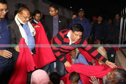 শীতার্তদের মাঝে কুমিল্লা জেলা প্রশাসকের কম্বল বিতরণ  