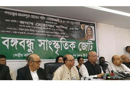 ‘চকলেট নয়, খালেদার আইনজীবীদের বিষ খাওয়া উচিত’