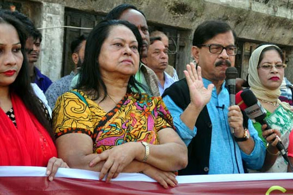 প্লেনের পিয়াজ গেল কই, সরকারের উদ্দেশে মান্না