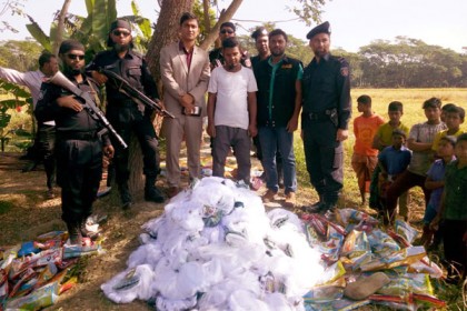 এক লাখ মিটার নিষিদ্ধ কারেন্ট জালসহ আটক ১