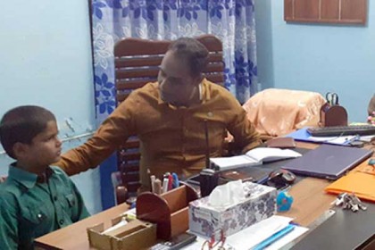 খেলতে বাধা দেয়ায় অভিযোগ নিয়ে থানায় ৭ বছরের শিশু