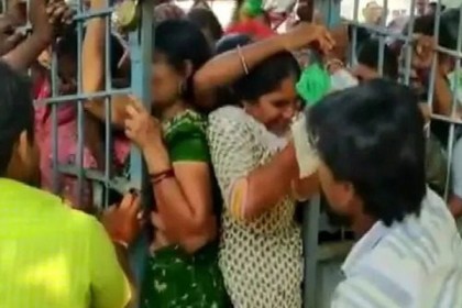 ২৫ টাকা কেজি পিয়াজ শুনেই হুড়োহুড়ি, বহু নারী পদপিষ্ট