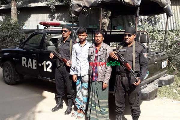 টাঙ্গাইলে চোলাই মদসহ দুই ব্যবসায়ী গ্রেফতার