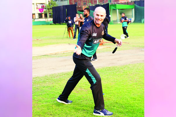 পল নিক্সন ঢাকায় 