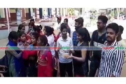 গণধর্ষণের ঘটনায় ক্রসফায়ার, কলেজ শিক্ষার্থীদের মিষ্টিমুখ