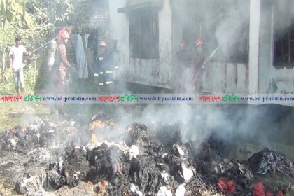 নরসিংদীতে হাসপাতালের পরিত্যক্ত গোডাউনে আগুন