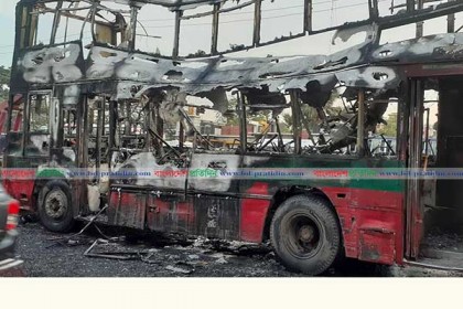 আগুনে বিআরটিসির দোতলা বাস পুড়ে ছাই