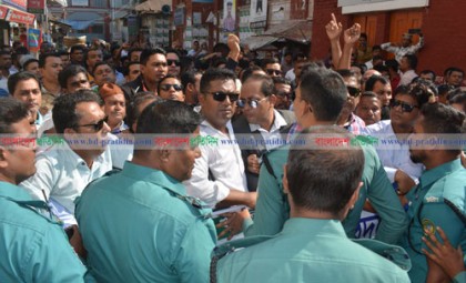 বরিশালে যুবদলের মিছিলে পুলিশের বাধা