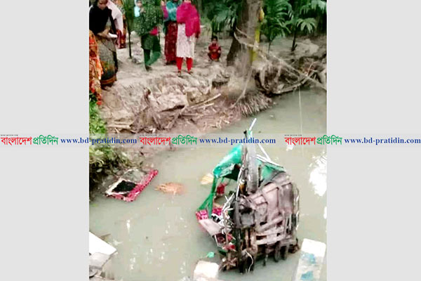 পিরোজপুরে বাসচাপায় অটোরিকশার তিন যাত্রী নিহত