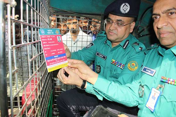 ট্যাক্সি চালকদের অপরাধ ঠেকাতে অভিনব উদ্যোগ সিএমপির