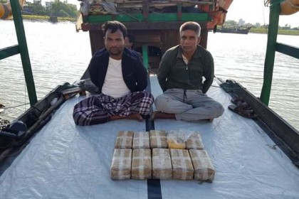 বঙ্গোপসাগরে ফিশিং ট্রলার থেকে ১ লাখ ইয়াবা উদ্ধার, আটক ২