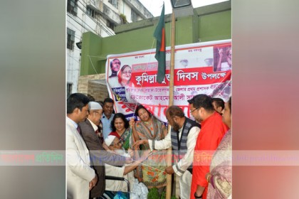 নিজের উঠানে কুমিল্লা মুক্ত দিবসের পতাকা উত্তোলন করলেন অ্যাড. আহমেদ আলী