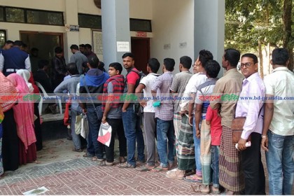মেহেরপুরে ব্যক্তি উদ্যোগে ৪৫ টাকা দরে পিয়াজ বিক্রি