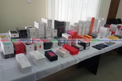 কর ফাঁকি; খুলনায় কোটি টাকার মোবাইল জব্দ, আটক ৫