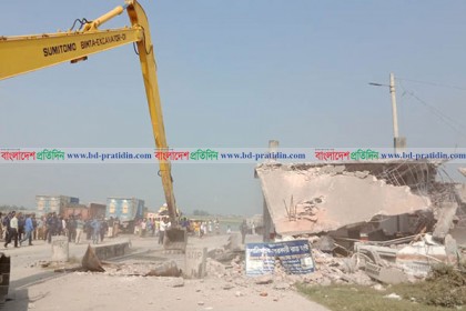 পাবনায় আওয়ামী লীগ নেতার অবৈধ নৌবন্দর উচ্ছেদ