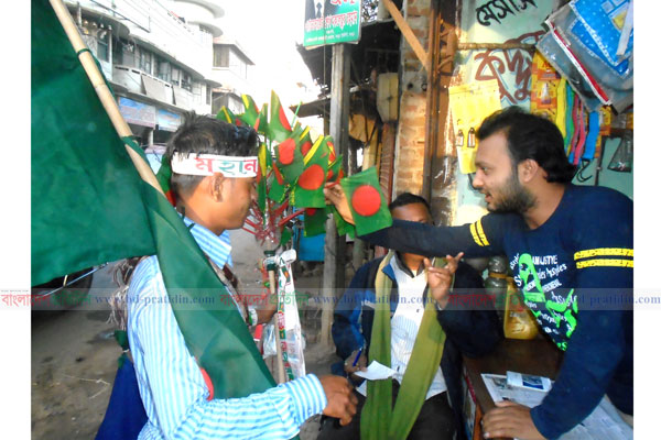 বগুড়ায় ব্যস্ত লাল-সবুজের ফেরিওয়ালা 